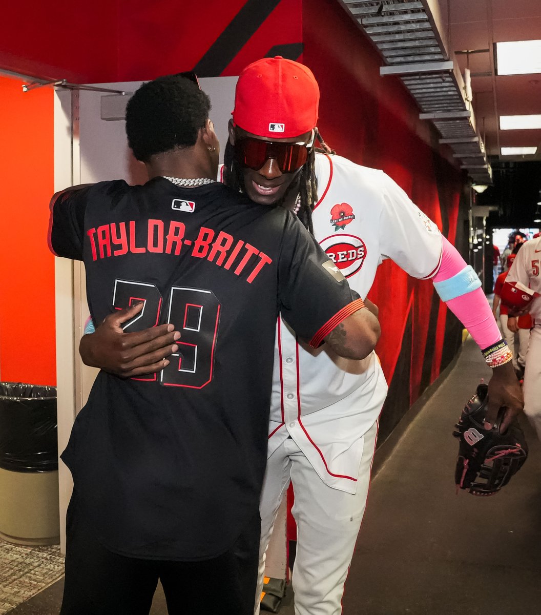 CTB in the clubhouse for the post-game handshake line 🧃 #ATOBTTR