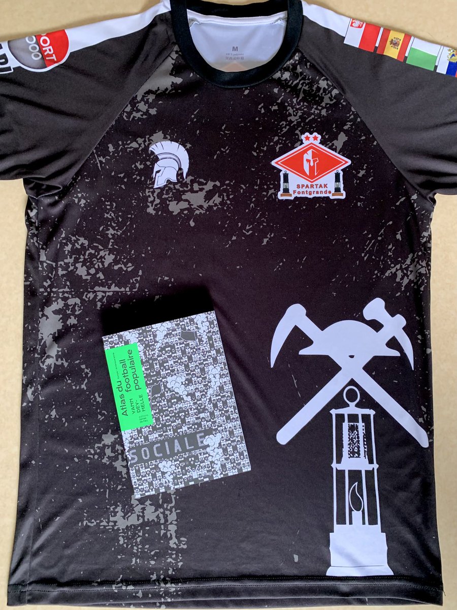 Réception du livre Atlas du football populaire ⚒️. Un honneur d’être cité dans cette bible consacrée au foot populaire sous ses différentes formes. Bravo à Yann Dey-Helle. <a href="/DialectikF/">Dialectik Football</a> <a href="/dynamo_de/">DeFiDynamo</a> <a href="/Spartaklillois/">Spartak Lillois</a> <a href="/AsterasMTP/">Asteras Montpellier</a> <a href="/Martov/">Nicolas Kssis-Martov</a> <a href="/foot_populaire/">Football Populaire</a>