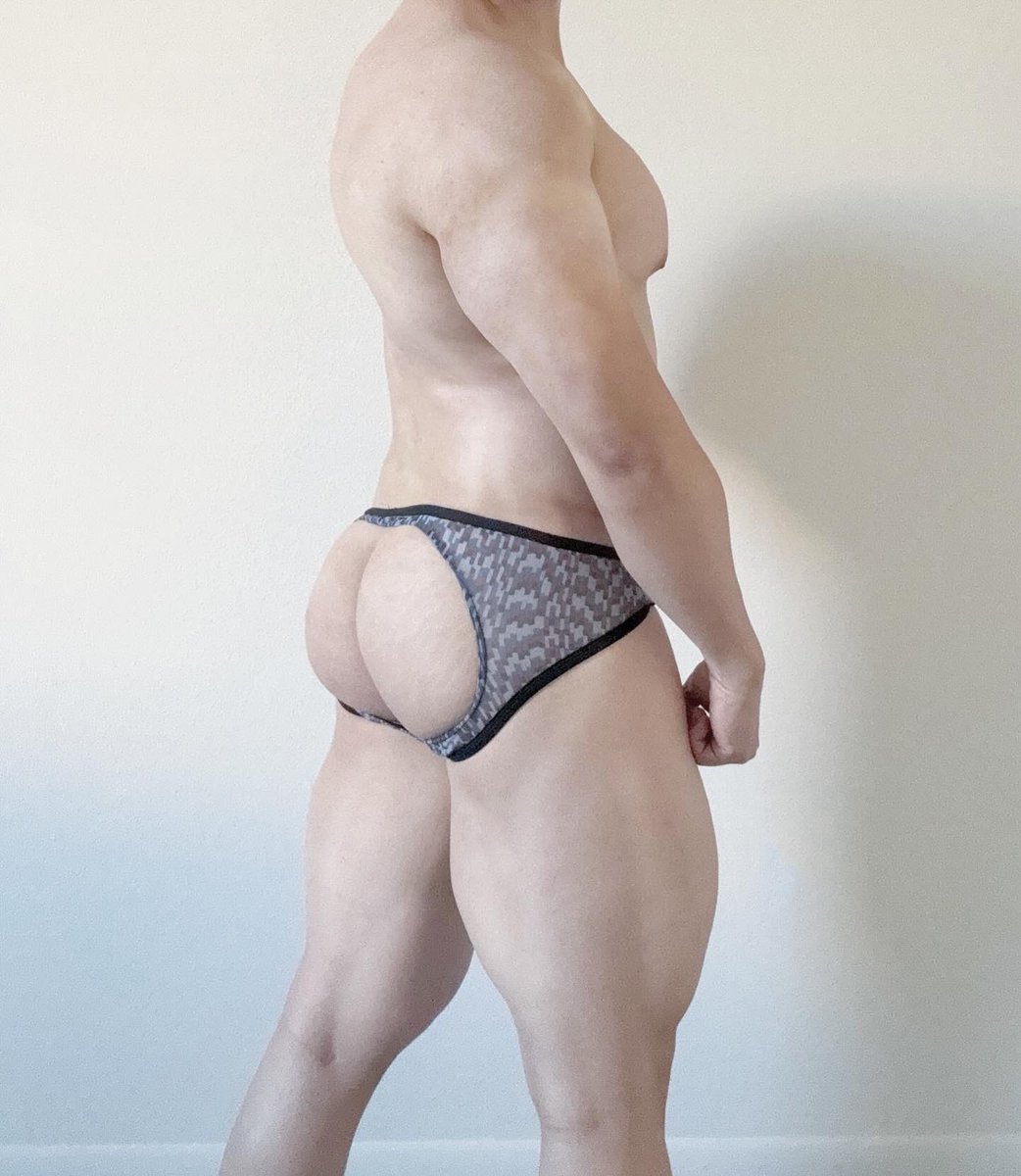 stanleyelee2's tweet photo. Bare brief by @gregghomme https://t.co/Lvf4dhmqZl