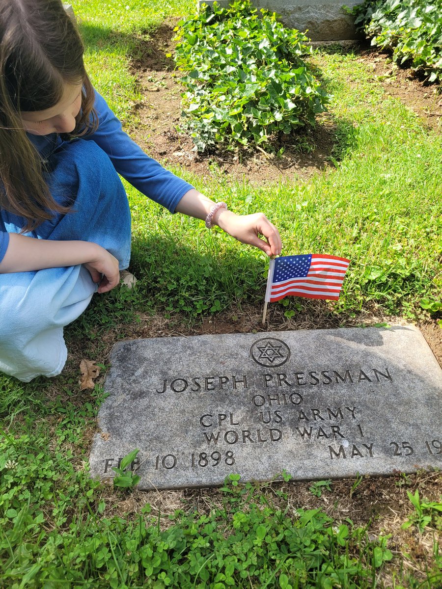 BluegrassRabbi's tweet photo. To honor #MemorialDay, my children & I visited Lexington Cemetery.
I explained the sacrifice of those who gave all & the appreciation we must feel today & every day towards them & their families for our freedoms.
We then placed a flag by every Jewish servicemen.
#GdBlessAmerica https://t.co/RmfKL84HtA