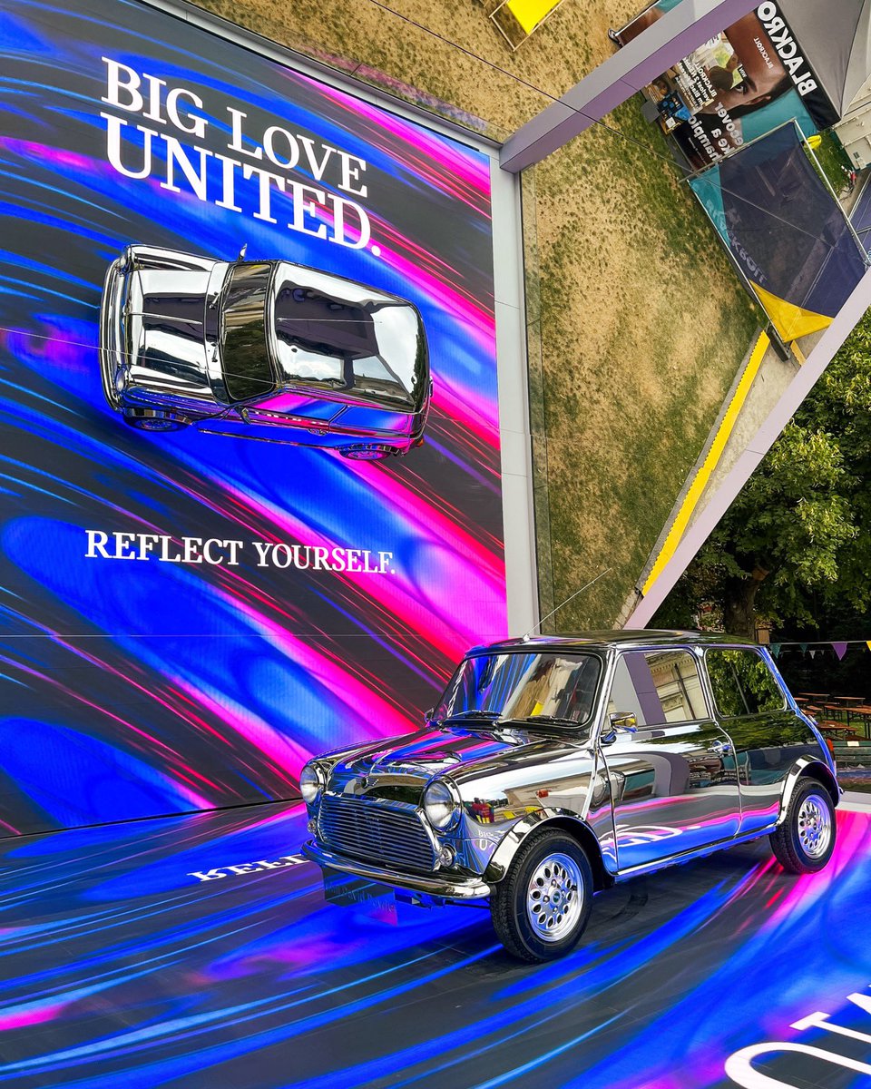 MINImexico's tweet image. En 1999, MINI le pidió a David Bowie que diseñara un #MiniClassic único para celebrar su 40 aniversario. El resultado fue asombroso: el "Designer Mini David Bowie”, también conocido como ”Mini Glass" por su acabado tipo espejo. 🚘🪞​

#MINIIcons #OneOffSeries #BIGLOVE #MINIMexico