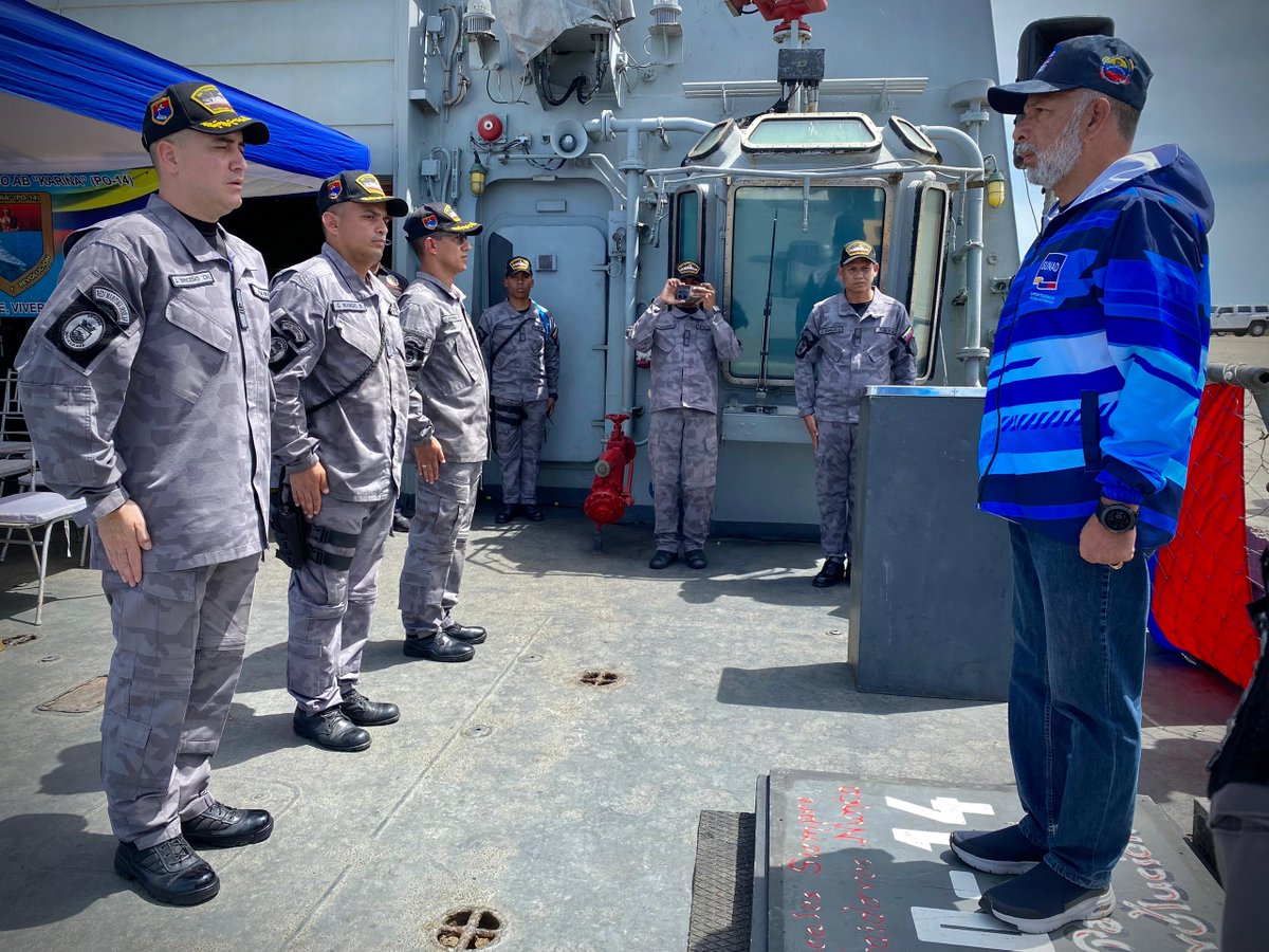 El Superintendente Nacional Antidrogas, MG <a href="/LopezvargasR/">MG. Richard López Vargas</a> desde el Puerto de Muelle Valdéz de Porlamar resaltó la importancia de la operación, donde se logró la detención de 10 personas, lo que demuestra la efectividad de la cooperación internacional en la lucha antidrogas.