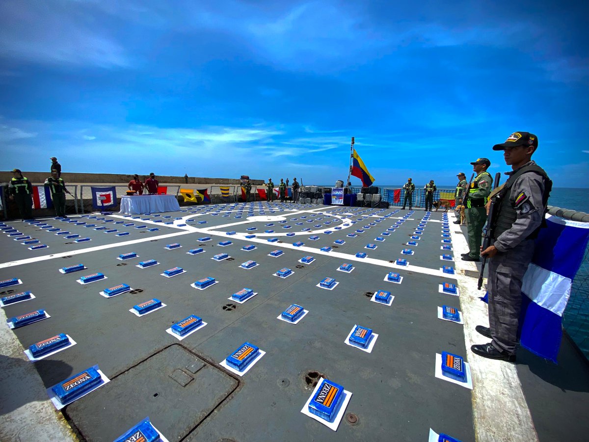 #EsNoticia | Un total de 2 mil 400 Kg de cocaína, fueron incautados por las autoridades de Francia y Venezuela en la embarcación "Aleppo", a 820 millas náuticas de la isla de Martinica. La alerta temprana emitida por la SUNAD fue clave para esta misión.

sunad.gob.ve/mas-de-2-mil-k…