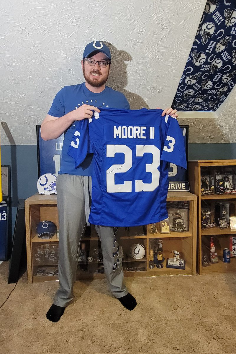 LukeVerkamp's tweet photo. 𝙏𝙝𝙖𝙣𝙠 𝙮𝙤𝙪 💙 for getting me to 1,000 followers!

I will be giving away this JSA certified, autographed Kenny Moore jersey!

To enter;
•Follow @LukeVerkamp
•Follow @TheBlue_Stable
•RT this tweet
•Tag a friend below!

Winner will be announced on June 16th(Father's day) https://t.co/aHjaWp4adb