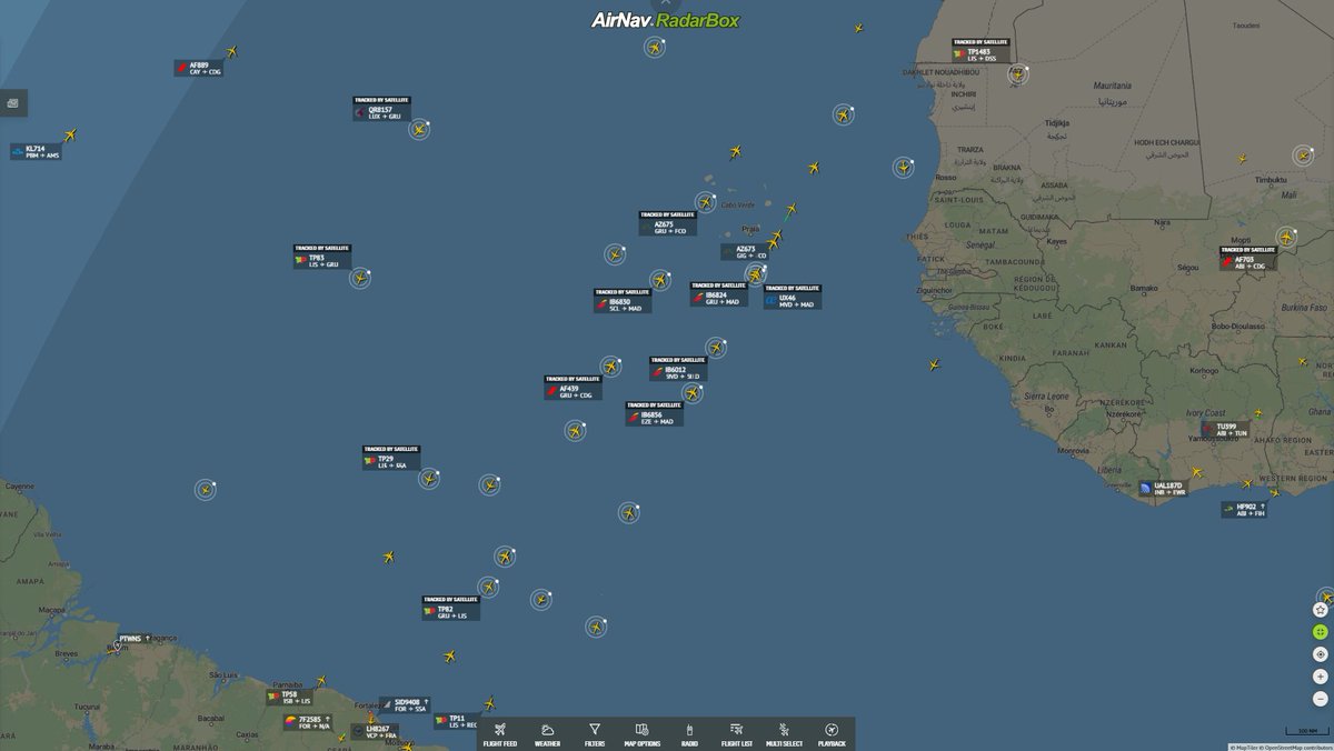 Here's a snapshot of flights cruising the South Atlantic from the Southern Hemisphere to the Northern Hemisphere. The fascinating part? You'll journey from Autumn to Spring mid-flight! 🍂✈️🌸 Live map: radarbox.com/@9.46868,-26.8…? Do you often fly between hemispheres?