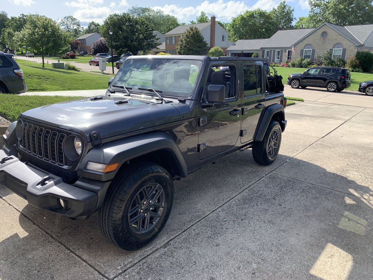 RuscherMichael's tweet photo. Took the plunge and I’m officially a Jeep owner - let the adventures begin.

#Jeep #JeepisLife #AdventuresAwait https://t.co/oDDTZpA2Zh