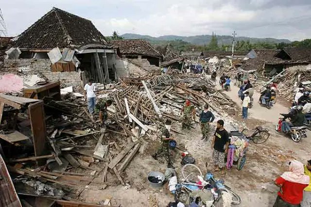 sobreriesgos_'s tweet photo. En 2006 (hace 18 años) ocurrió un #terremoto (6,3Mw) en #Yogyakarta (#Java, #indonesia) en el que mueren aprox 4.000 personas y más de 35.000 resultan heridas. #desastreshistóricos https://t.co/HL3BcVUPYU