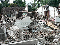 sobreriesgos_'s tweet photo. En 2006 (hace 18 años) ocurrió un #terremoto (6,3Mw) en #Yogyakarta (#Java, #indonesia) en el que mueren aprox 4.000 personas y más de 35.000 resultan heridas. #desastreshistóricos https://t.co/HL3BcVUPYU