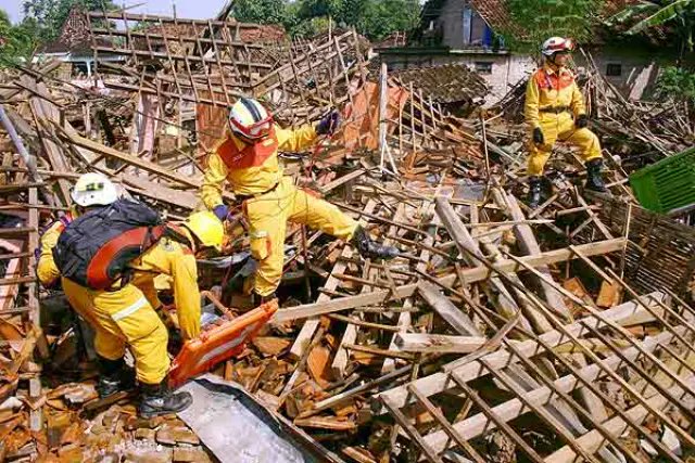 sobreriesgos_'s tweet photo. En 2006 (hace 18 años) ocurrió un #terremoto (6,3Mw) en #Yogyakarta (#Java, #indonesia) en el que mueren aprox 4.000 personas y más de 35.000 resultan heridas. #desastreshistóricos https://t.co/HL3BcVUPYU