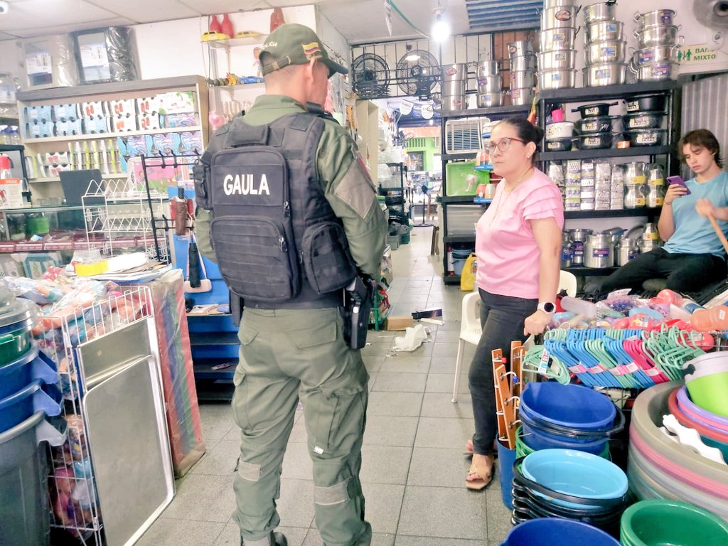 🚔👮🏻‍♂️🚨 El @GaulaPolicia en #Valledupar adelanta campaña contra la extorsión bajo la modalidad de 'Falso Servicio' en el sector de comercio vehicular conocido como el 'boliche'🚘🚐🏍️🛺🏙️ dando a conocer los diferentes escenarios de este delito. 👮🏻‍♀️#Línea165☎️ #YoNoPagoYoDenuncio✅