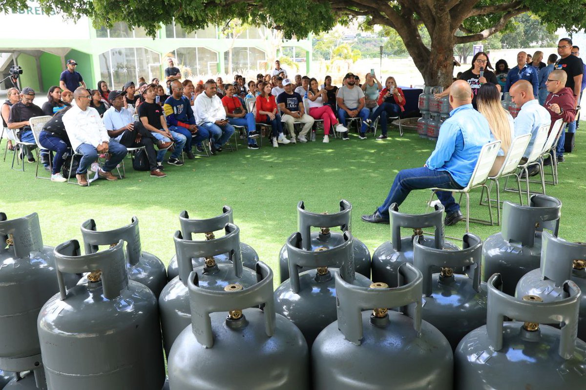 Entregamos cilindros de gas nuevos a 300 familias del circuito comunal Corralito - Caicaguana, en el municipio El Hatillo, como parte de su proyecto ganador en la Consulta Popular Nacional. 

Nuestros equipos de gobierno están acompañando y apoyando a cada uno de los circuitos