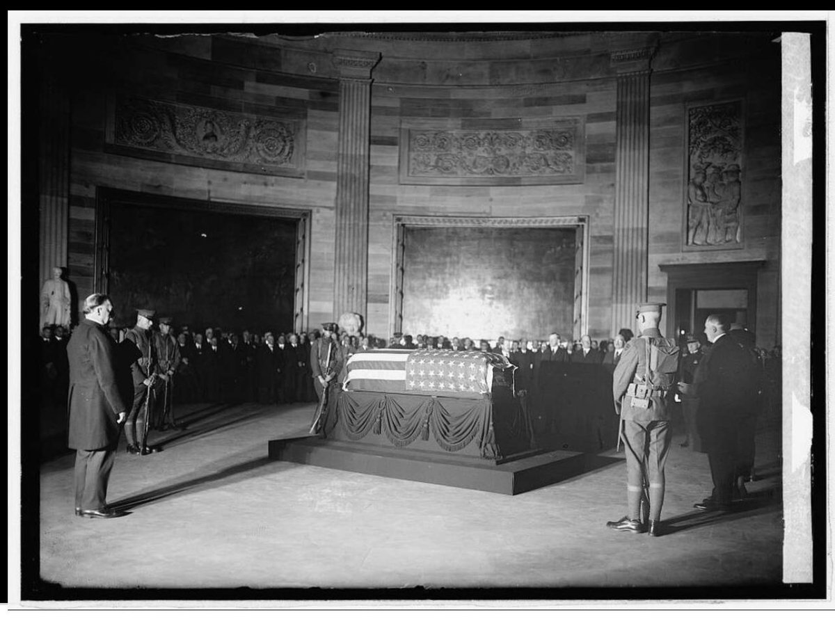 Here is a neat picture William Howard Taft 🇺🇸 and Warren G. Harding 🇺🇸 at the bier of the Unknown Soldier (November, 1921) #POTUS #MemorialDay