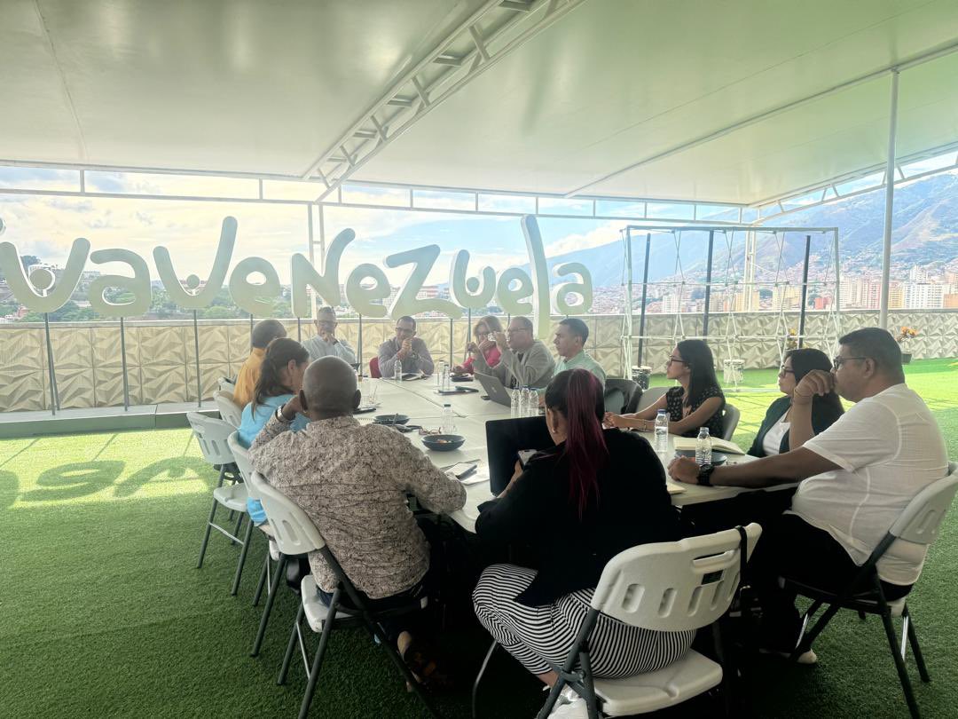 Hoy #27May sostuvimos un encuentro entre los equipos de <a href="/minculturave/">Ministerio del Poder Popular para la Cultura</a> y la Secretaría Ejecutiva del <a href="/ALBATCP/">ALBA</a>, a cargo de <a href="/jaarreaza/">Jorge Arreaza M</a>, para alinear esfuerzos y agendas en pos de un creciente intercambio cultural entre los países de la Alianza Bolivariana, apoyados en nuestras