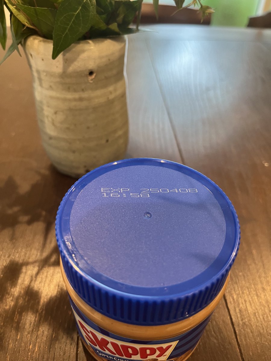 dori_hayama's tweet image. 最近、娘がハマってる
ピーナッツバター #skippy 

フタに記載されてる賞味期限が
なんと時刻まで‼️
16:56
これほんと時刻なの⁉️

そんなことを朝からわちゃわちゃ😁
台風が近づいて大雨にも注意
今日もよい一日を〜❤️