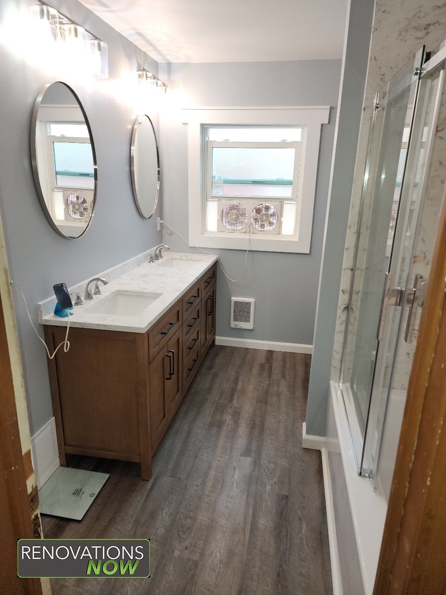 Still can’t get over this transformation 😍 #RenovationsNow ✅ 

#bathroomremodel #modernhome #style #homeimprovement #1930sremodel