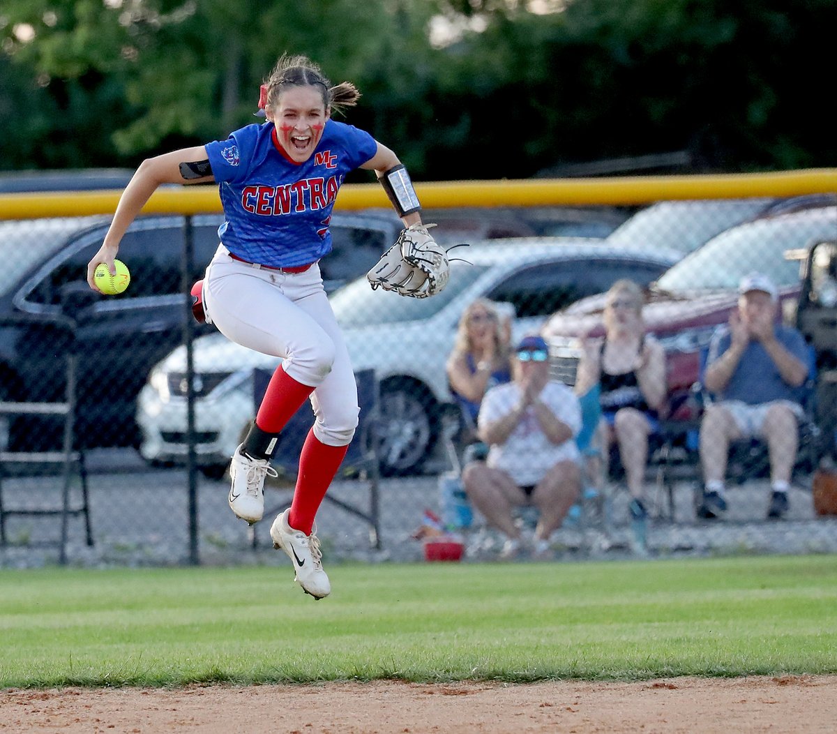 RichmondRsports's tweet photo. 11TH REGION SOFTBALL
Final from Richmond ...
Madison Central 1, Western Hills 0

Andrea Linton - Solo HR
Cassidy Gentry - CGW, 2H, 0BB, 3Ks
Cassidy Hack - 1-for-3, 2B
Reille Parks - 1-for-3

Central (23-5) faces Lafayette on Tuesday in semifinals (at Lafayette - 8 p.m.) https://t.co/h8T9aG8UQY