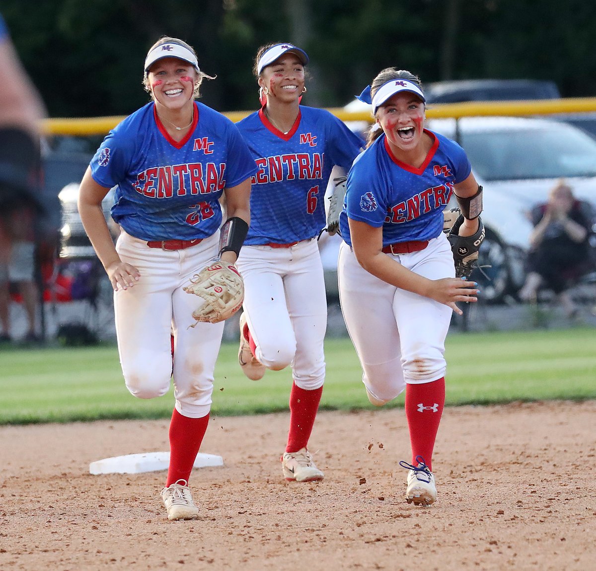 RichmondRsports's tweet photo. 11TH REGION SOFTBALL
Final from Richmond ...
Madison Central 1, Western Hills 0

Andrea Linton - Solo HR
Cassidy Gentry - CGW, 2H, 0BB, 3Ks
Cassidy Hack - 1-for-3, 2B
Reille Parks - 1-for-3

Central (23-5) faces Lafayette on Tuesday in semifinals (at Lafayette - 8 p.m.) https://t.co/h8T9aG8UQY