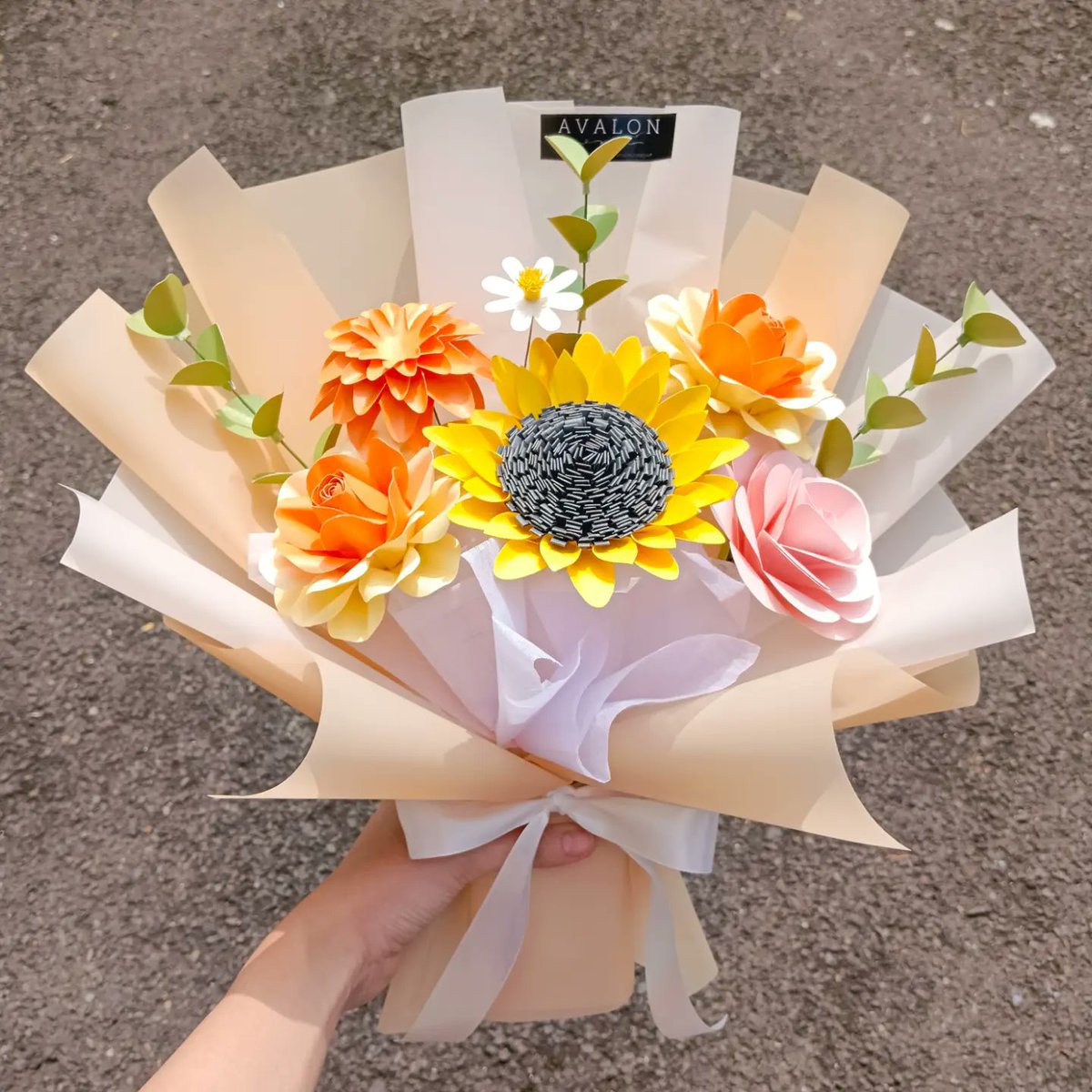 Elaine Bouquet size Small 💛

Cantik banget warnanya 😍 Apalagi di bawah sinar matahari, jadi makin cerah ygy

Oh ya, happy graduation buat temen² UIN SAIZU!!! 🎓🎉

#openpreorder #buketbunga #buketwisuda #buketmurah #handmadegift #handcrafted #paperflowers #wisudapurwokerto