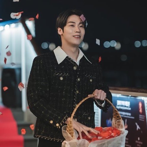 the parallels from bag of fake snow to basket of rose pedals !!!!! INHYUK BEST MAN