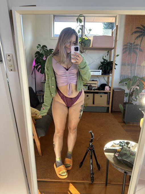 What you see when I livestream vs what I&rsquo;m actually wearing- honestly I&rsquo;m almost always wearing ugly