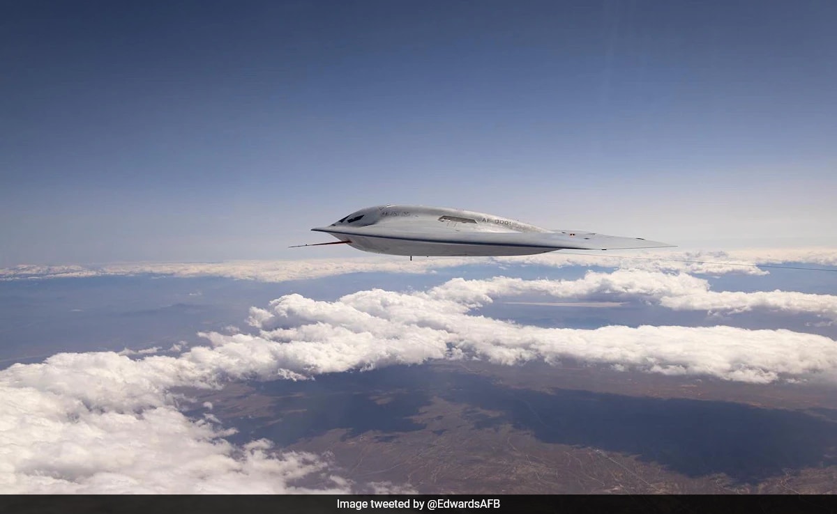 US Air Force Releases First Images Of 'B-21', Newest Nuclear Stealth Bomber: The United States Air Force unveiled the first in-flight photos of its newest nuclear stealth bomber, the B-21 Raider. The B-21 Raider began flight testing at Edwards Air Force… dlvr.it/T7TlMD