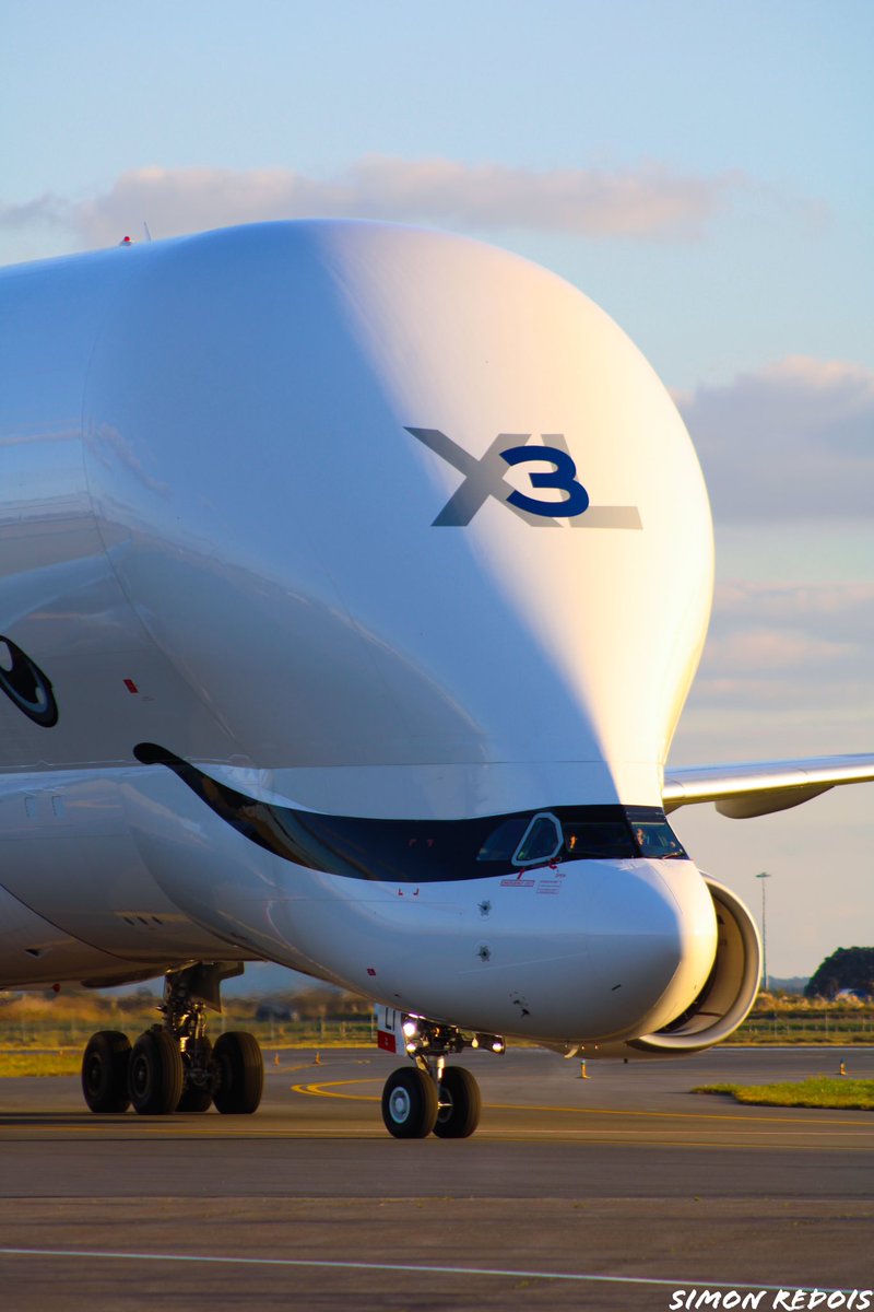 aircommunityFR's tweet photo. [THREAD] 1/10
Béluga XL : un géant des airs au service d’@Airbus 

L’histoire du transport des pièces d’avions d’Airbus a commencé avec le Super Guppy en 1971.  Le Béluga ST prendre la relève et effectuera son premier vol en 1994.  Ensuite, c’est autour du programme Béluga XL qui apparait en 2014 car les Bélugas ST ne pouvaient plus continuer à suivre les cadences de l’avionneur mais cela ne veut pas dire qu’il sont obsolètes, en effet ils peuvent encore voler une dizaine d’années. Ils ne sont qu’à  mi- vie avec 15 000 cycles de vol réalisés alors que leurs capacité peut atteindre 30.000 cycles. 

#airbus #belugaxl #a337 #toulouse #europe #industrie #aviation