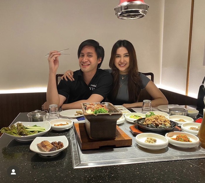 jakarta_food's tweet photo. detikfood: #Foto Kevin Aprilio terkenal sebagai sosok suami romantis. Ia sering abadikan momen makan malam romantis dengan sang istri.
>>https://t.co/GJbFyk6jid
Foto: instagram/kevinaprilio
#KevinAprilio #VicyMelanie https://t.co/l3Lo3d0usl