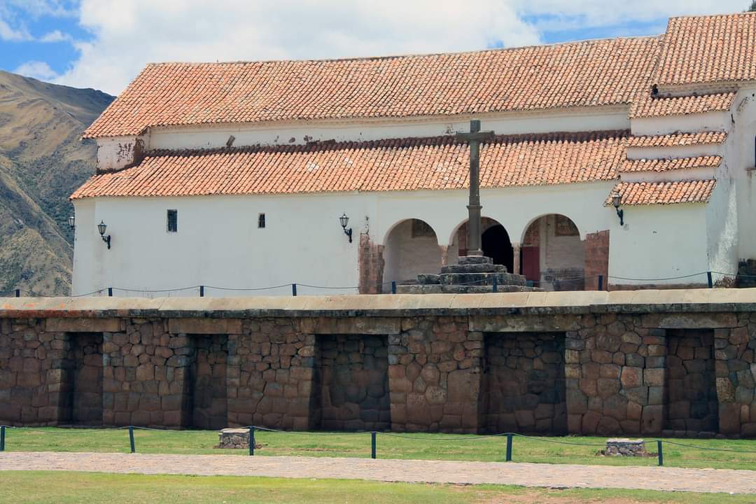 Chinchero y sus dos legados: Palacio Inca y la Iglesia de Nuestra Señora de Montserrat. Urubamba. Cusco. Fotografía: Greg Mouldin. Cryssoula Paredes Guevara