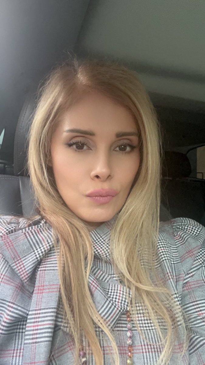 IAmVylette's tweet photo. A car selfie https://t.co/SfdEjoutaL