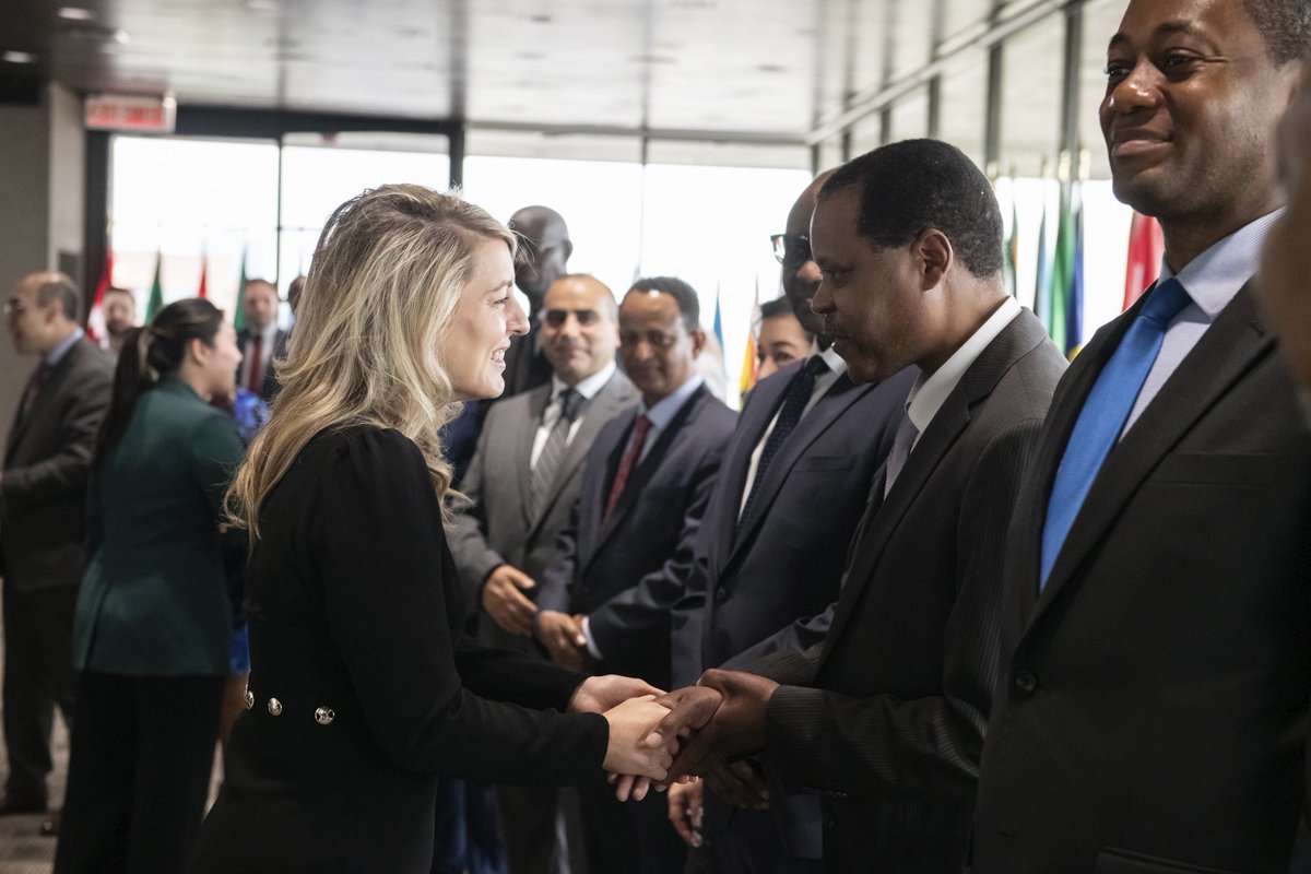 CanadaPE's tweet photo. Aujourd'hui, la ministre Joly a invité des chefs de mission d'Afrique pour commémorer la #JournéedelAfrique lors d’un petit-déjeuner. Les Canadiens et les Africains partagent une longue histoire et de solides liens interpersonnels. https://t.co/i0ce5vgyi5
