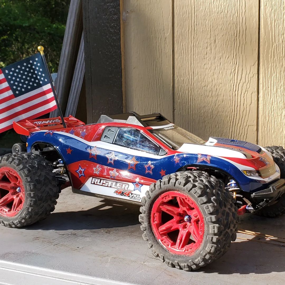 🇺🇸 We remember and honor those who have made the ultimate sacrifice for our country and for our freedom on #MemorialDay and everyday! 🇺🇸

[[Model # 67376-4]] #TraxxasRustler
#FastestNameInRadioControl #RC
#TraxxasFanPhoto 📸: robbthepilot
#Traxxas #Rustler4X4 #America