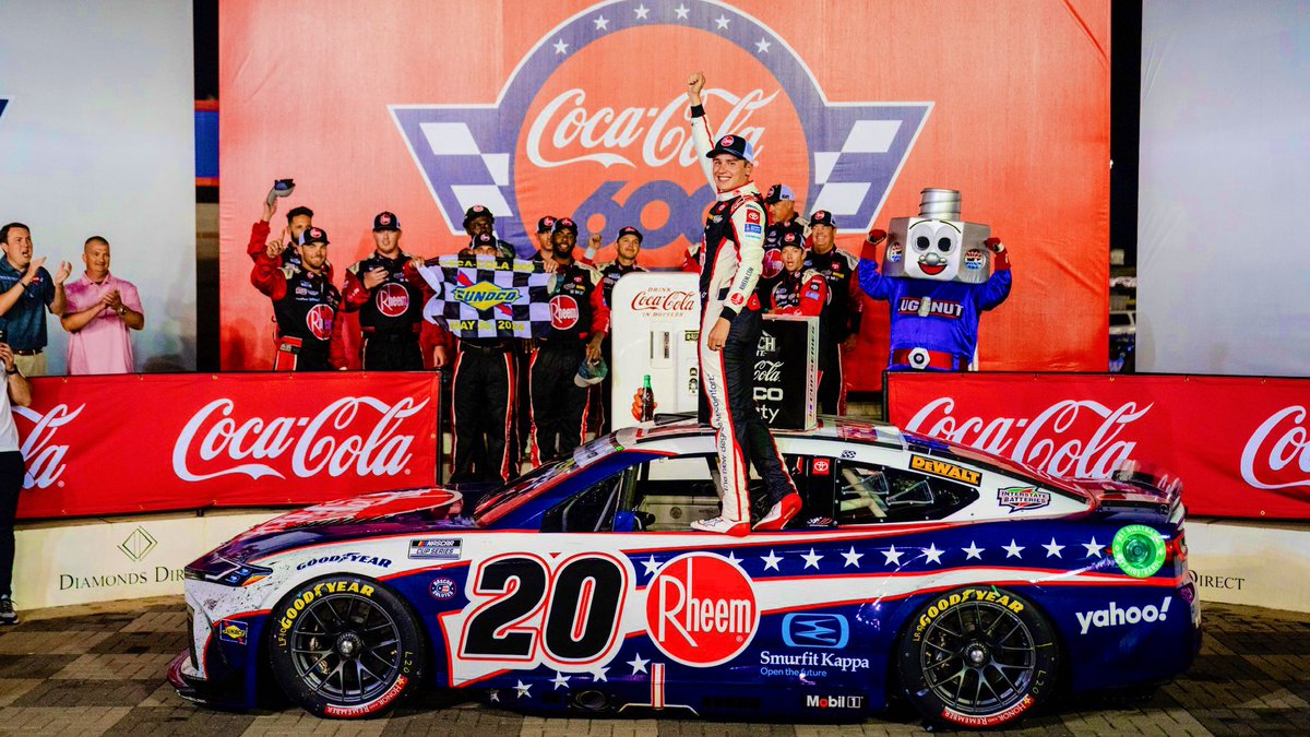This USA/Memorial Day scheme looked amazing on the @RheemRacing @JoeGibbsRacing @ToyotaRacing Camry last night! I will need to get the die-cast of this car! Even better that @CBellRacing picked up the win at @CLTMotorSpdwy! 

#NASCAR 🇺🇸
#CocaCola600 🏁