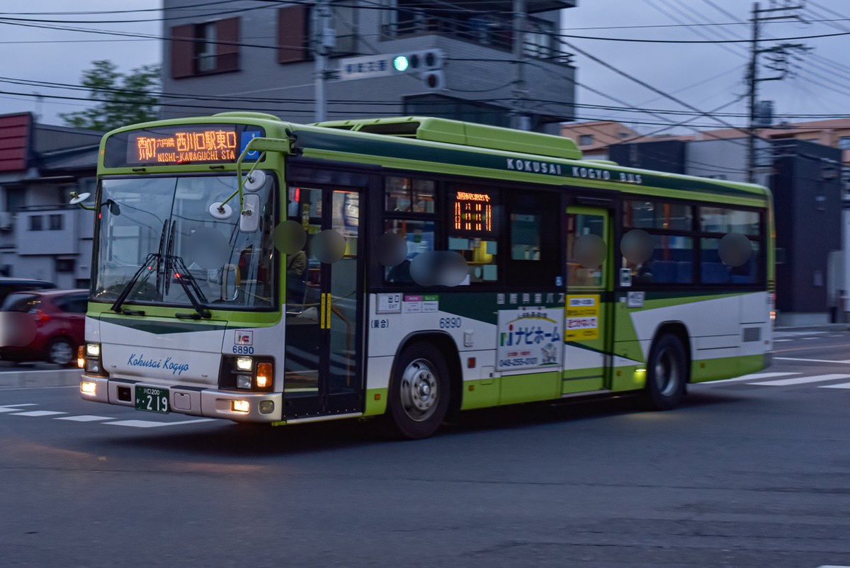 2024/5/27
国際興業バス
6890 PKG-LV234L2 (鳩ヶ谷)

志村からやってきた6890をようやく記録することが出来ました。随所に都内車らしい装備が色濃く残っています。