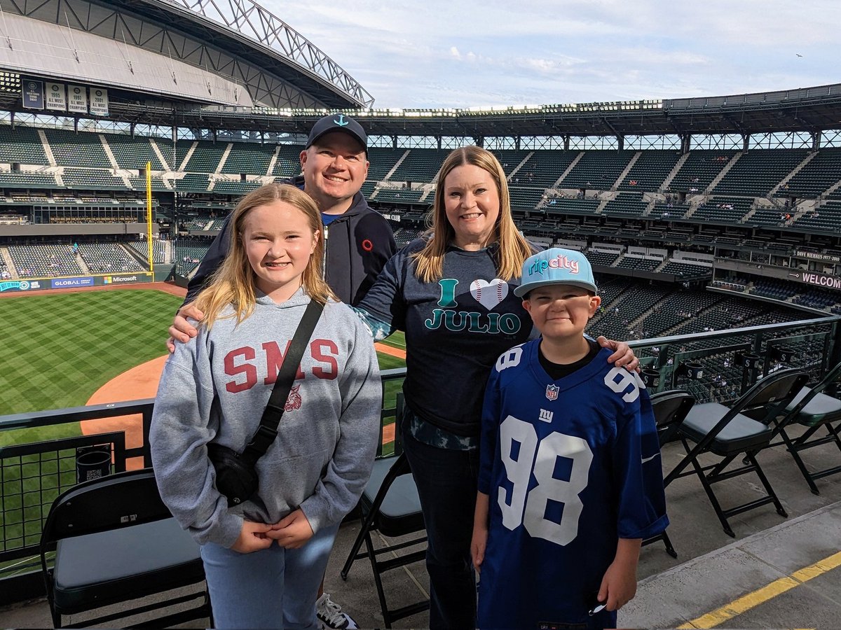 Happy Memorial Day from @TMobilePark! Let's go M's!!! 🔱 #SeaUsRise #TridentsUp #WHEREiROOT #Mariners @Mariners @ROOTSPORTS_NW