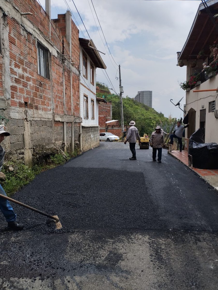 Nuestro compromiso por mejorar las calles de nuestra municipio es permanente. 

Seguimos realizando parcheo a los baches de Barrio Nuevo por la zona de la virgen. #EnvigadoVamosAdelante 

@AlcaldiaEnv @RaulCardonaENV