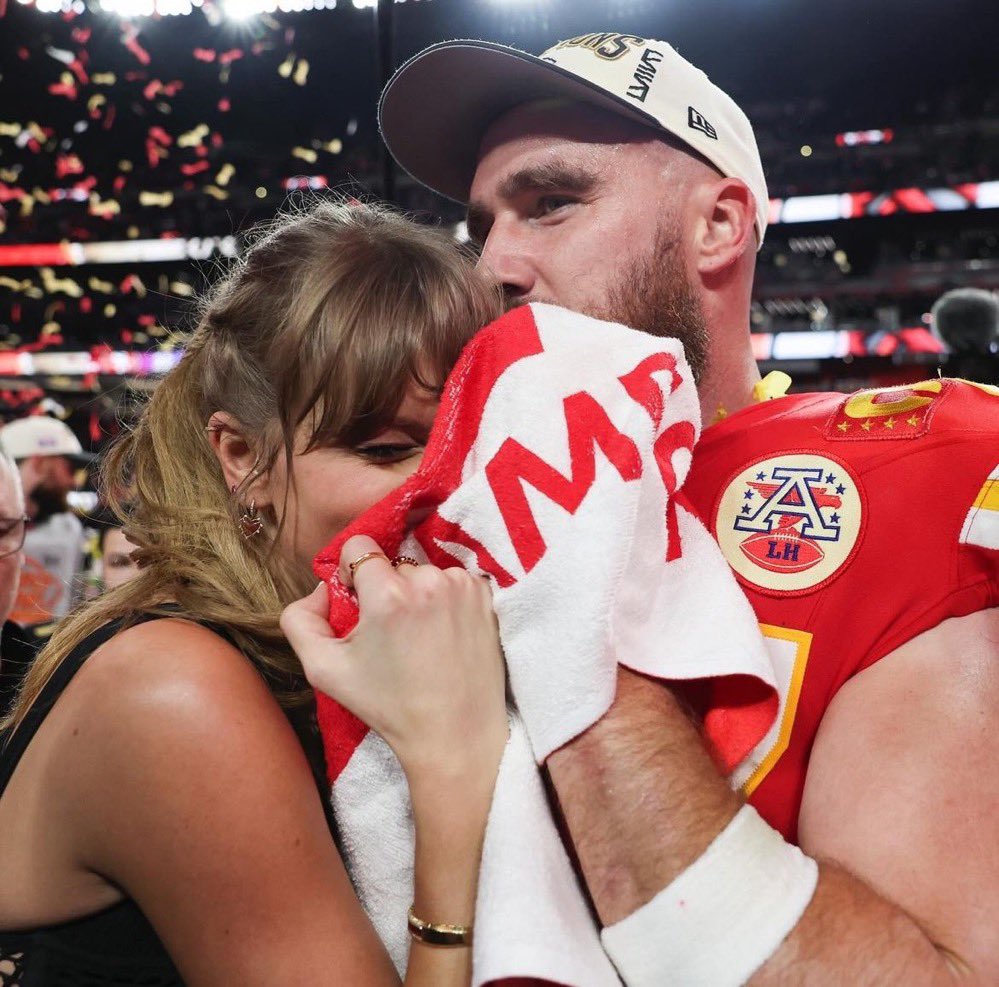 One of my favourite photos of Trav and Tay. So so cute 🥹🥹🥹