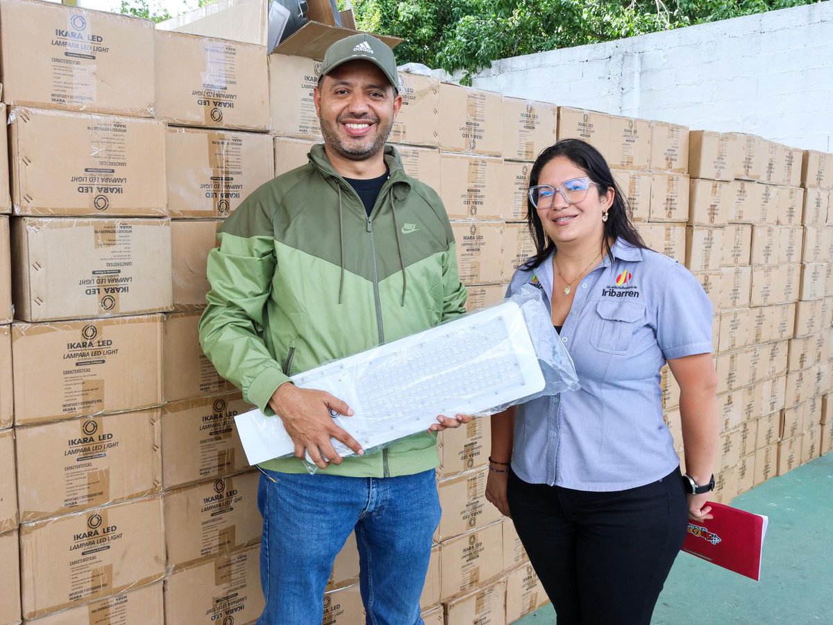 Buenas noticias informa el alcalde @LuisJonasReyes sobre la adquisición de un lote de luminarias gracias al apoyo del Pdte @NicolasMaduro con las cuales, al menos 30 comunidades serán decretadas 💯% Iluminadas. #LasCallesSonDelPueblo #oriele #sergetti #poupettekenza #donnalisi