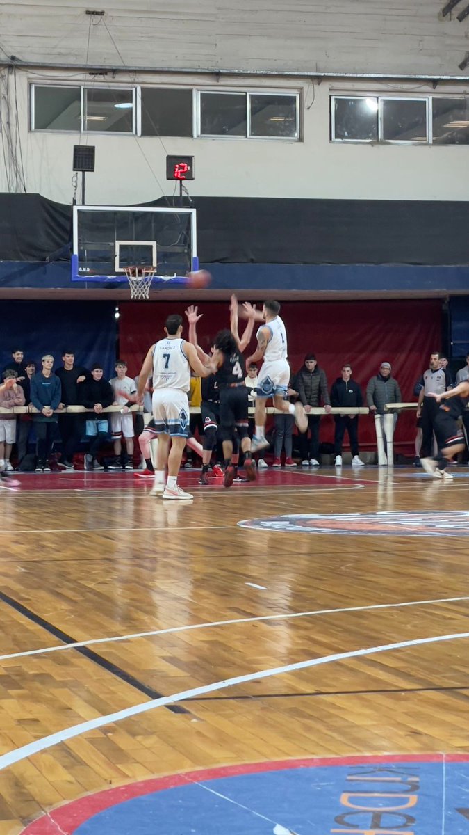 Liga Federal de Basquet. Por el triangular clasificatorio, victoria de <a href="/SportivoEscobar/">Club Sportivo Escobar</a> 72 a 60 de visitante ante Estudiantil Porteño. Mañana en su gimnasio recibe a Institucion Sarmiento.