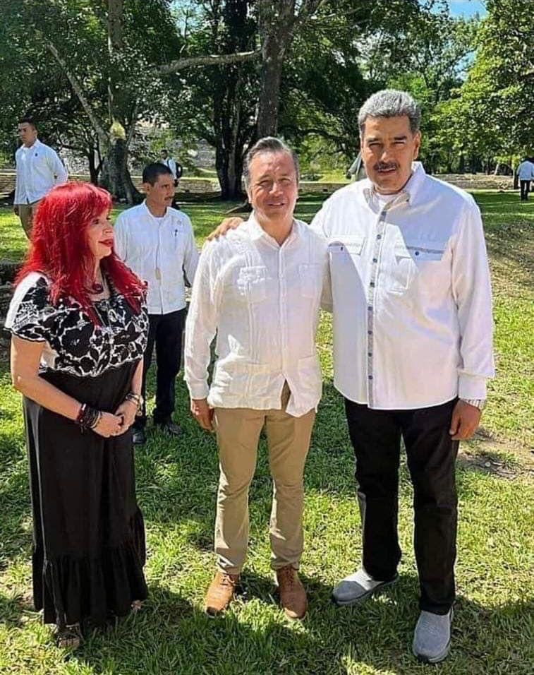 El Dictador comunista Nicolás Maduro, que tiene hundida en la miseria a Venezuela, comparte un momento feliz con grandes amigos, el actual gobernador de Veracruz y la actual gobernadora de Campeche, ambos gobernadores de Morena. Nadie se puede llamar sorprendido con lo que ocurre