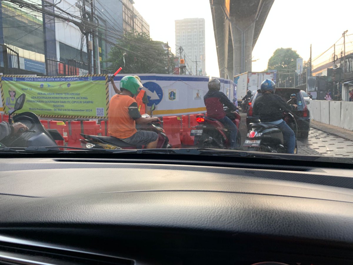 @DKIJakarta Ciledug macet parah akibat penutupan jalan arah kebayoran. Hanya disisakan space utk bermanuver di pembatas jalan. Penumpukan kendaraan dua arah. Tdk ada petugas kepolisian @PolresJaksel yg mengatur lalu lintas. Apakah @DinasSDAJakarta tdk pertimbangkan ini sblmnya?