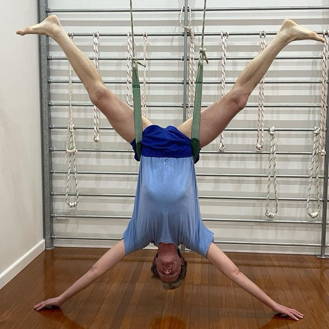 Sometimes yoga poses make us compact and take up less space. Other times we extend through every limb to make ourselves fill the room. 

Repost: @andytayloryoga 

#iyengaryoga #iyengaryogaaustralia #inversions #playfulyoga #yogaprops #hangingout #extend #release #balmainyoga