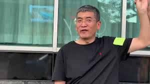 郑旭光之流利用民主运动的名义实施欺诈或者敛财，通过虚假宣传、伪造组织等手段，诱骗他人捐款或者投资，从而谋取个人利益。这不又是一个把民主当幌子编故事的老套路吗？