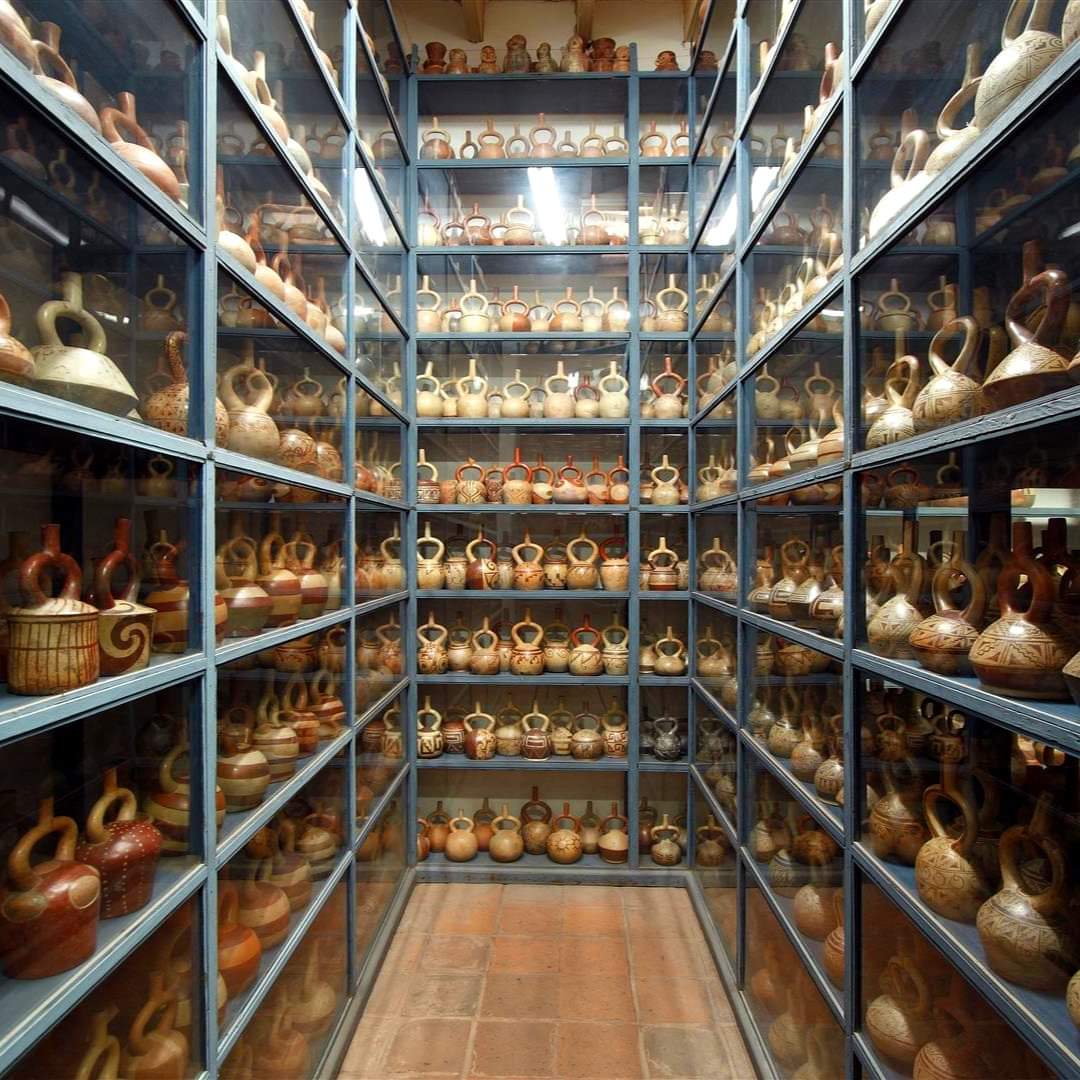 Museo Larco, espacio cultural muy recomendable, es uno de los pocos museos del mundo que permite un acceso tan íntimo a sus depósitos, guardando alrededor de 45.000 piezas. 📷: Museo Larco, Lima.