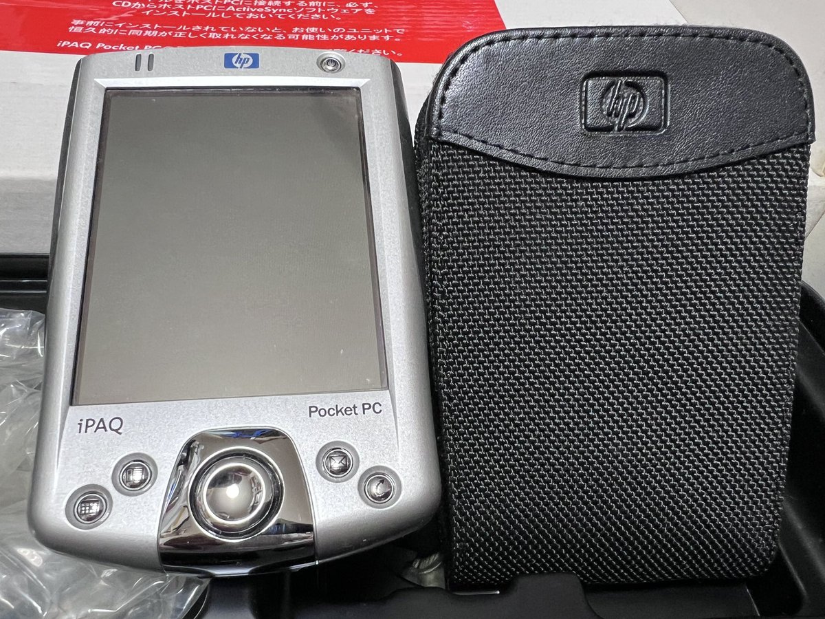 daily8bit's tweet photo. 部屋を整理してたらhpのPocket PCが出てきたんだけど、こんなの使ってたかな？

あー、でも当時はPalmからPocket PCに移行してて、WindowsCE機を数台持ってた記憶があるから多分使ってたんだろうな

懐かしいから老後の楽しみに捨てずにとっておこうw

#hp 
#iPAQ 
#PocketPC 
#h2210 https://t.co/KzFCLmhgQX