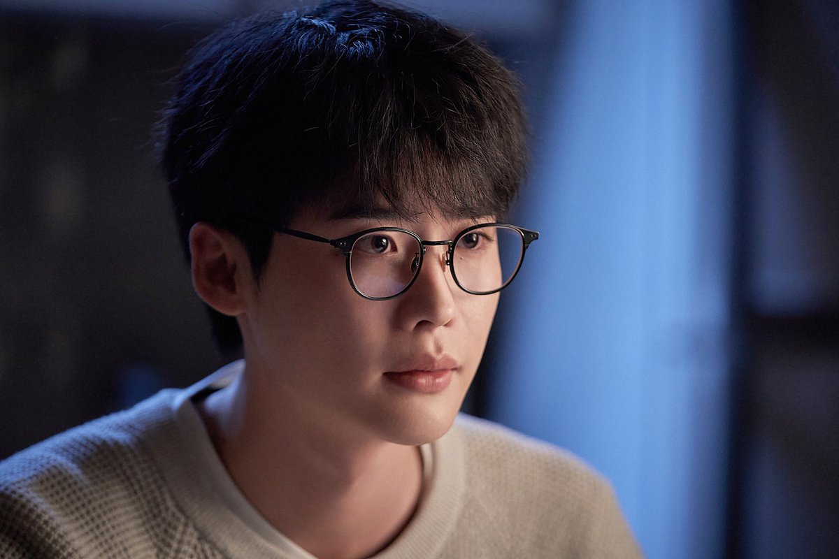 Lee Jong Suk new still cuts for his special appearance in the movie #ThePlot.

#LeeJongSuk #이종석 #イ・ジョンソク