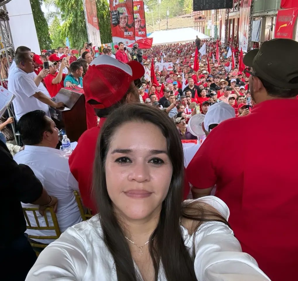 haylin_suarez's tweet photo. Con nuestra futura presidenta @riximga caminando juntos hacia la segunda victoria consecutiva del pueblo hondureño!

#SomosResistencia https://t.co/nxApsBUwmN
