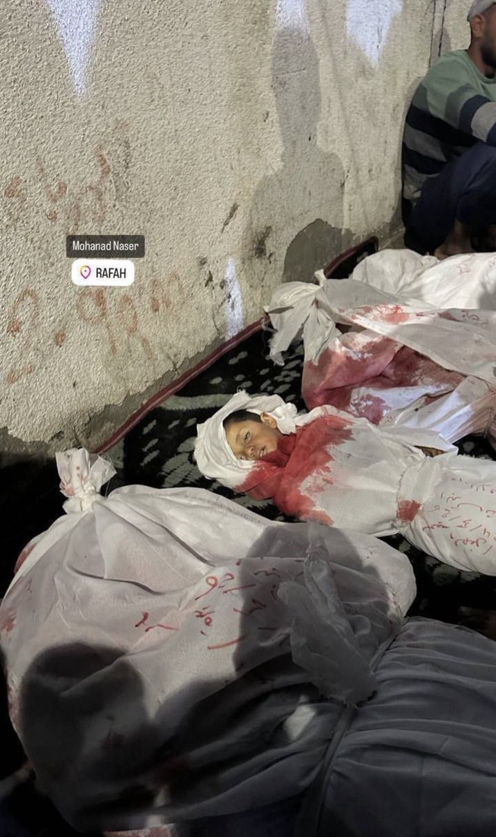 Mayita2blea's tweet photo. Deshumanización total. Imágenes atroces, víctimas vistas como simples cifras , llegará el día en el que pedirán perdón , pero será demasiado tarde , no olvidaremos vuestro silencio .

#PALESTINA_VENCERÁ #palestina #Rafah https://t.co/0aQVcJusSU