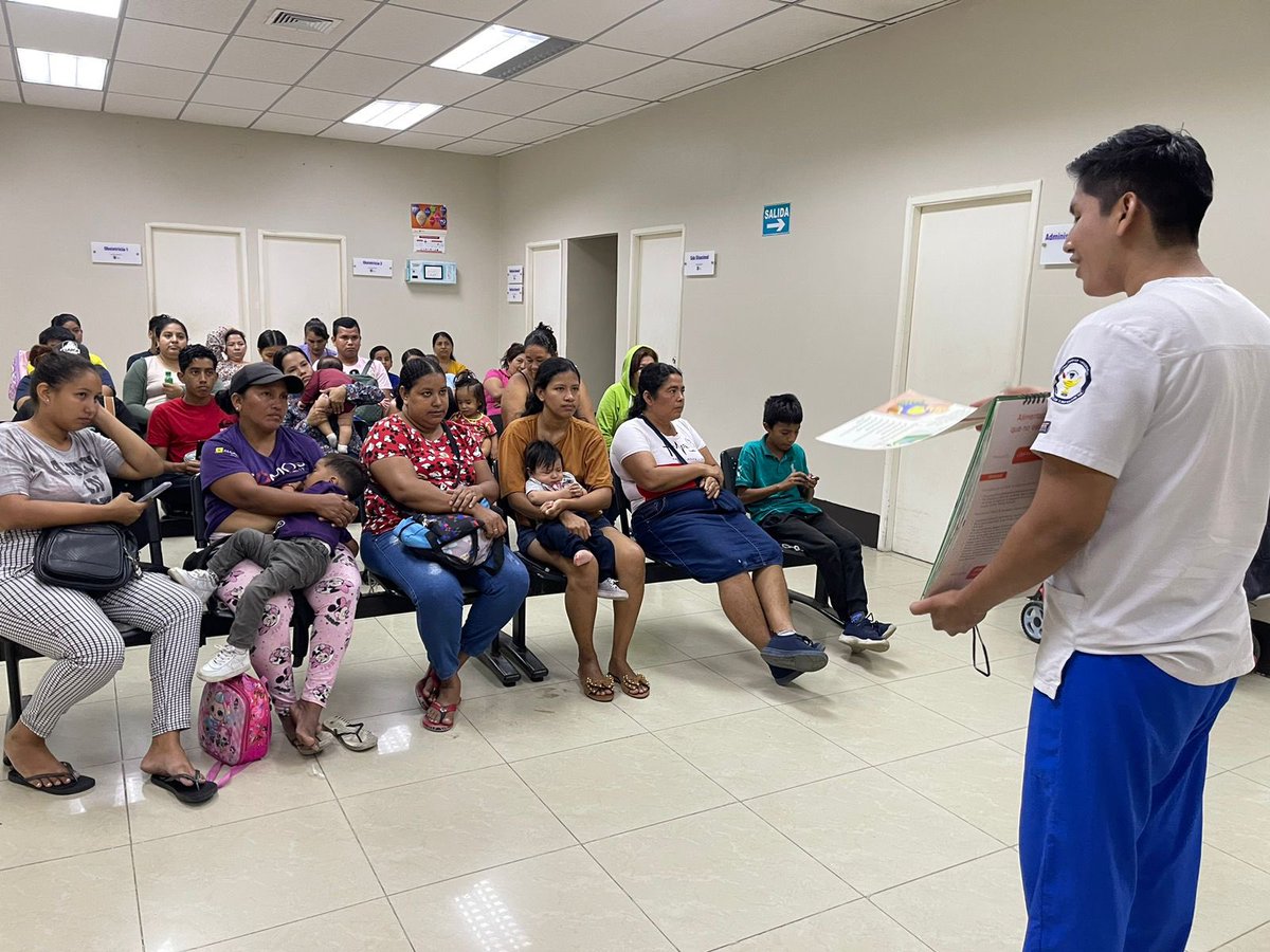 #Samborondón l Una #AlimentaciónSaludable consiste en consumir alimentos que brinden los nutrientes necesarios para mantenernos sanos y con energía. Profesional de @Salud_Ec realiza conversatorio en sala de espera dirigido a usuarios externos.
#ElNuevoEcuadorResuelve