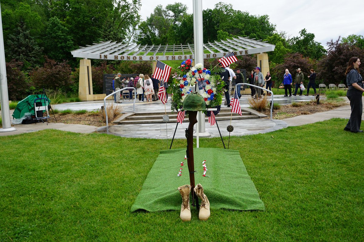 CityofChaskaMN's tweet photo. Another impactful Memorial Day Ceremony put on by the Chaska American Legion. Great to see the Chaska Legion/Chaska VFW honor guard, Chaska HS/Middle School bands, and 98-year-old speaker Hollis Schwartz, a WWII veteran. We honor those who gave their lives serving our country. https://t.co/lbpQw3jSxZ