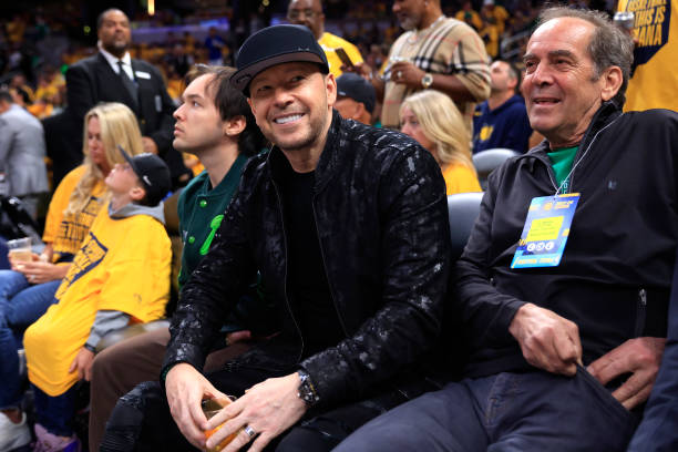 @donniewahlberg happy place #GoCeltics 💚🍀🏀🎉🤞🏻🔥
📸: Justin Casterline/Getty Images